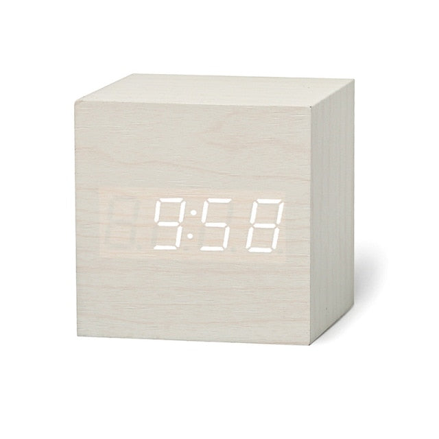 NOUVEAU RICHE Digitaler LED-Wecker – Quadratischer Holz Wecker mit Uhrzeit, Datum & Temperatur, Nachtmodus, USB oder Batterie – TimeCube Weiss