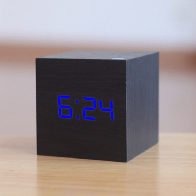 NOUVEAU RICHE Digitaler LED-Wecker – Quadratischer Holz Wecker mit Uhrzeit, Datum & Temperatur, Nachtmodus, USB oder Batterie – TimeCube Schwarz & Blau