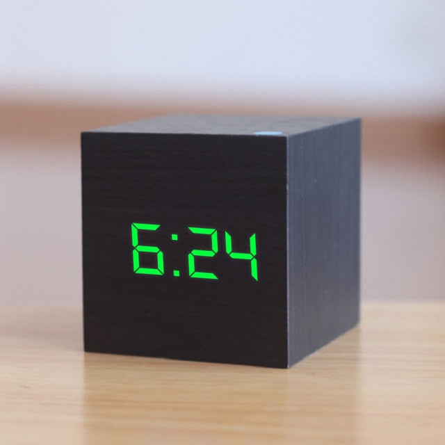 NOUVEAU RICHE Digitaler LED-Wecker – Quadratischer Holz Wecker mit Uhrzeit, Datum & Temperatur, Nachtmodus, USB oder Batterie – TimeCube Schwarz & Grün