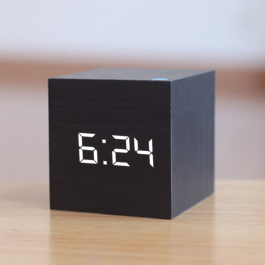 NOUVEAU RICHE Digitaler LED-Wecker – Quadratischer Holz Wecker mit Uhrzeit, Datum & Temperatur, Nachtmodus, USB oder Batterie – TimeCube Schwarz-Weiss