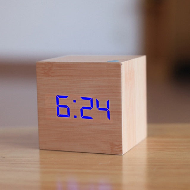 NOUVEAU RICHE Digitaler LED-Wecker – Quadratischer Holz Wecker mit Uhrzeit, Datum & Temperatur, Nachtmodus, USB oder Batterie – TimeCube Holz & Blau