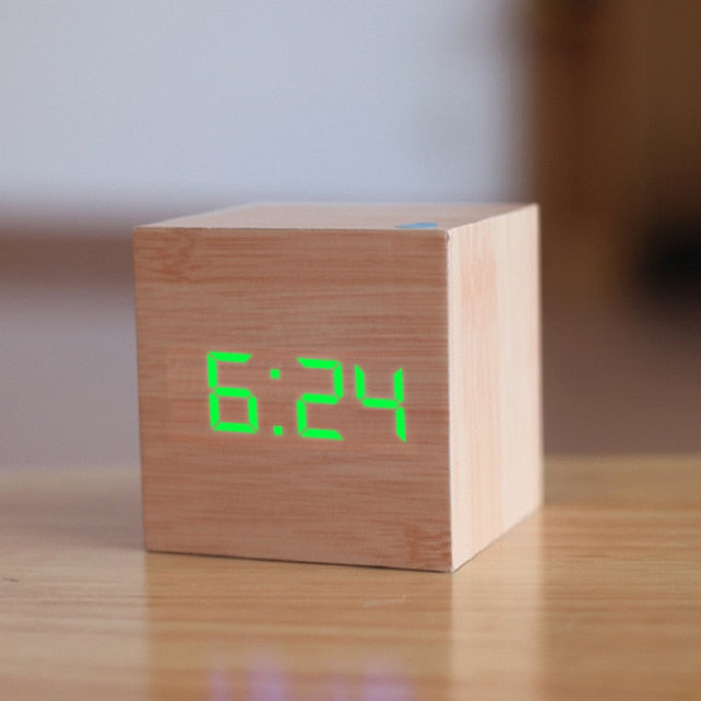 NOUVEAU RICHE Digitaler LED-Wecker – Quadratischer Holz Wecker mit Uhrzeit, Datum & Temperatur, Nachtmodus, USB oder Batterie – TimeCube Holz & Grün