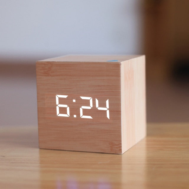 NOUVEAU RICHE Digitaler LED-Wecker – Quadratischer Holz Wecker mit Uhrzeit, Datum & Temperatur, Nachtmodus, USB oder Batterie – TimeCube Holz & Weiss