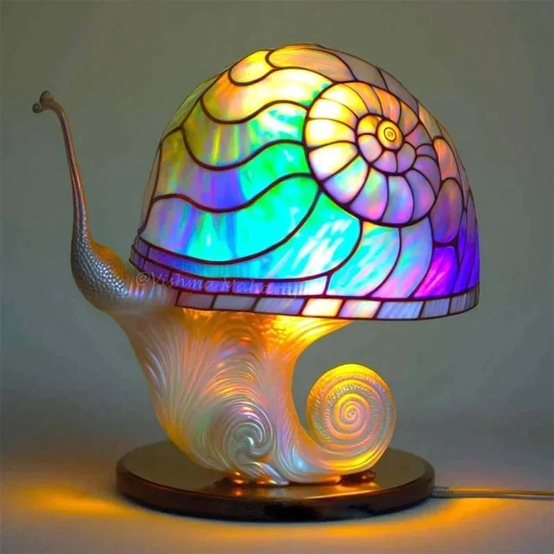 NOUVEAU RICHE Bezaubernde Buntglas-Tischlampe – Pilzlampe & Blumenlampe im Tiffany-Look, Dekorative Nachttischlampe, 8 Designs – DreamGlow Schnecke