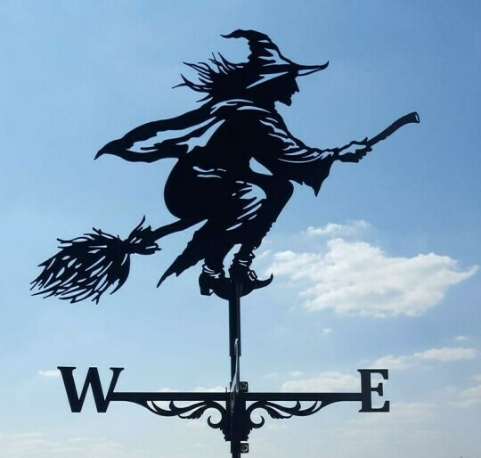 NOUVEAU RICHE Exzentrische Garten-Wetterfahne – Wetterfahne aus Edelstahl mit Motiv, Windrichtungsanzeiger für Garten & Dach – Vintoro Hexe