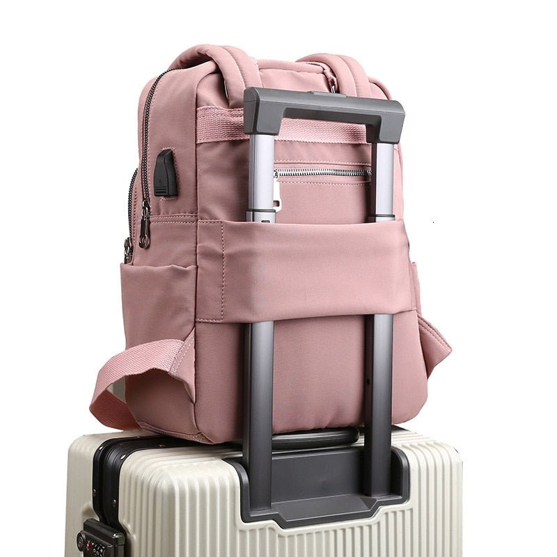 NOUVEAU RICHE Calico | Wasserabweisender USB-Lade-Rucksack mit Diebstahlschutz – Mehrfach-Fach-Design