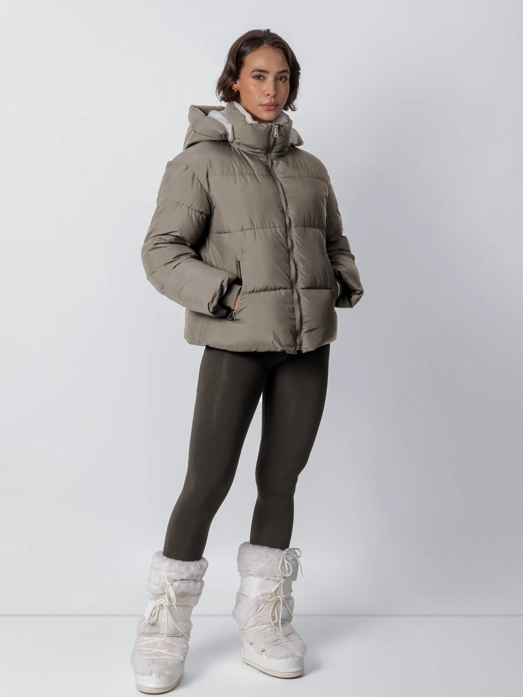 Amore | Kurze Damen Pufferjacke mit Abnehmbarer Kapuze - Warme Gesteppte Winterjacke mit Weichem Kunstpelzfutter & Reißverschluss