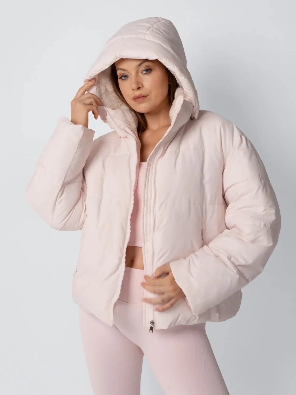 Amore | Kurze Damen Pufferjacke mit Abnehmbarer Kapuze - Warme Gesteppte Winterjacke mit Weichem Kunstpelzfutter & Reißverschluss