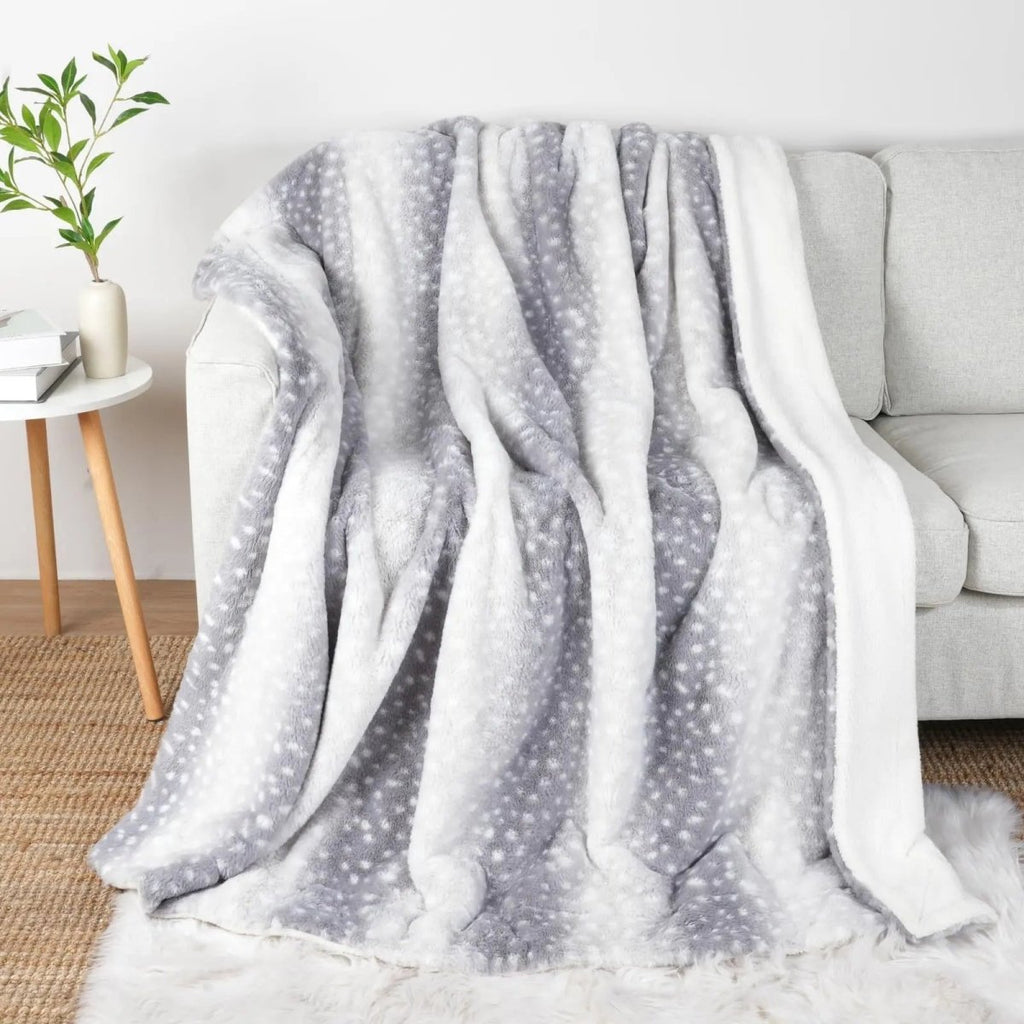 NOUVEAU RICHE Kuscheldecke aus Kunstfell mit Hirschmotiv – Wendbare Plüschdecke für Sofa & Bett, Beige oder Grau, 4 Grössen Grau