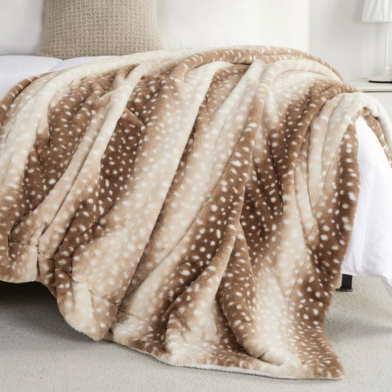 NOUVEAU RICHE Kuscheldecke aus Kunstfell mit Hirschmotiv – Wendbare Plüschdecke für Sofa & Bett, Beige oder Grau, 4 Grössen