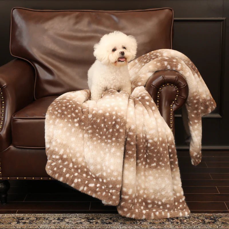 NOUVEAU RICHE Kuscheldecke aus Kunstfell mit Hirschmotiv – Wendbare Plüschdecke für Sofa & Bett, Beige oder Grau, 4 Grössen