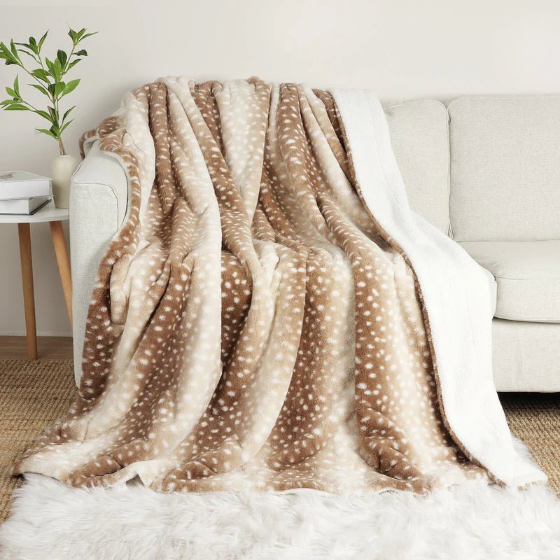 NOUVEAU RICHE Kuscheldecke aus Kunstfell mit Hirschmotiv – Wendbare Plüschdecke für Sofa & Bett, Beige oder Grau, 4 Grössen Beige
