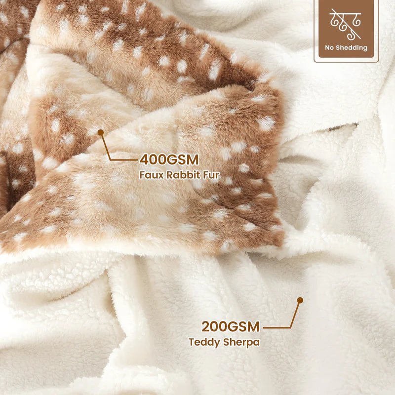 NOUVEAU RICHE Kuscheldecke aus Kunstfell mit Hirschmotiv – Wendbare Plüschdecke für Sofa & Bett, Beige oder Grau, 4 Grössen